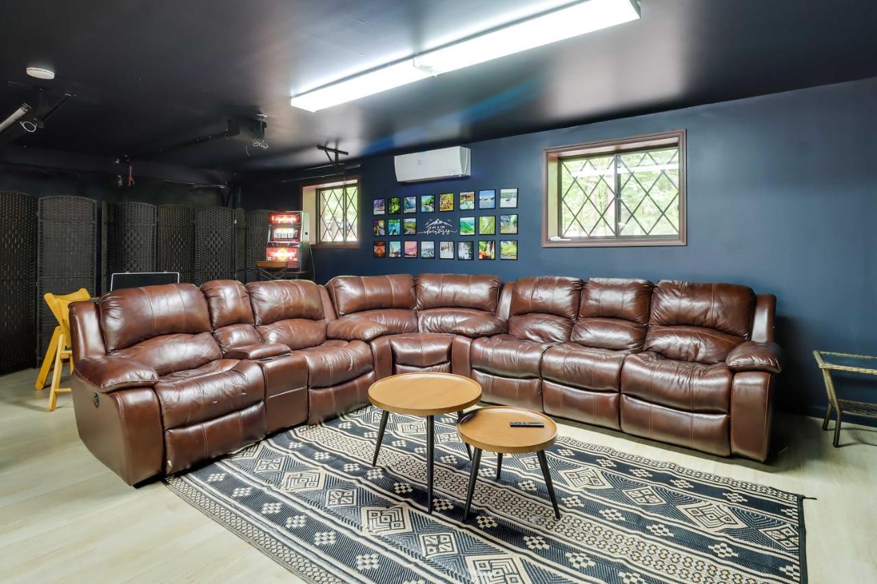 Poconos Family Getaway With Game And Hot Tub! Holiday home East Stroudsburg