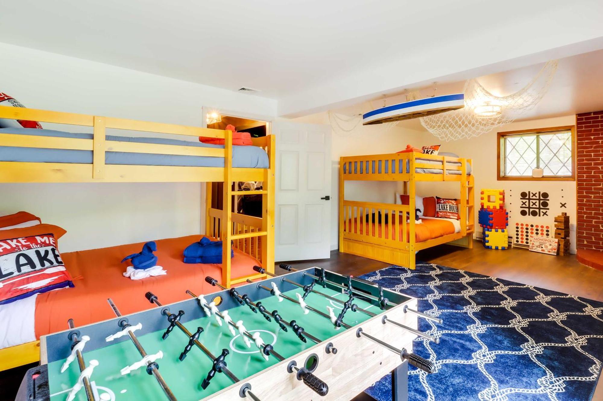 Poconos Family Getaway With Game And Hot Tub! Holiday home East Stroudsburg