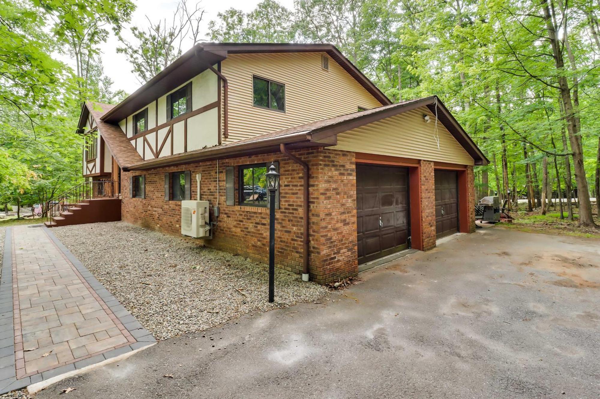 Holiday home Poconos Family Getaway With Game And Hot Tub! *