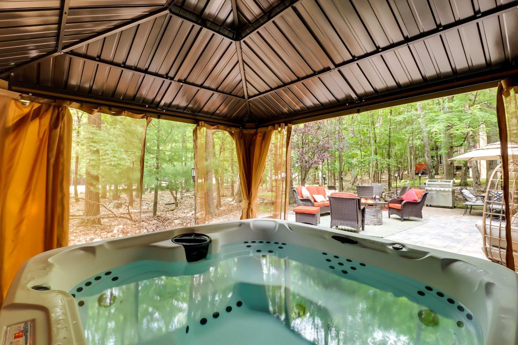 Poconos Family Getaway With Game And Hot Tub! Holiday home *