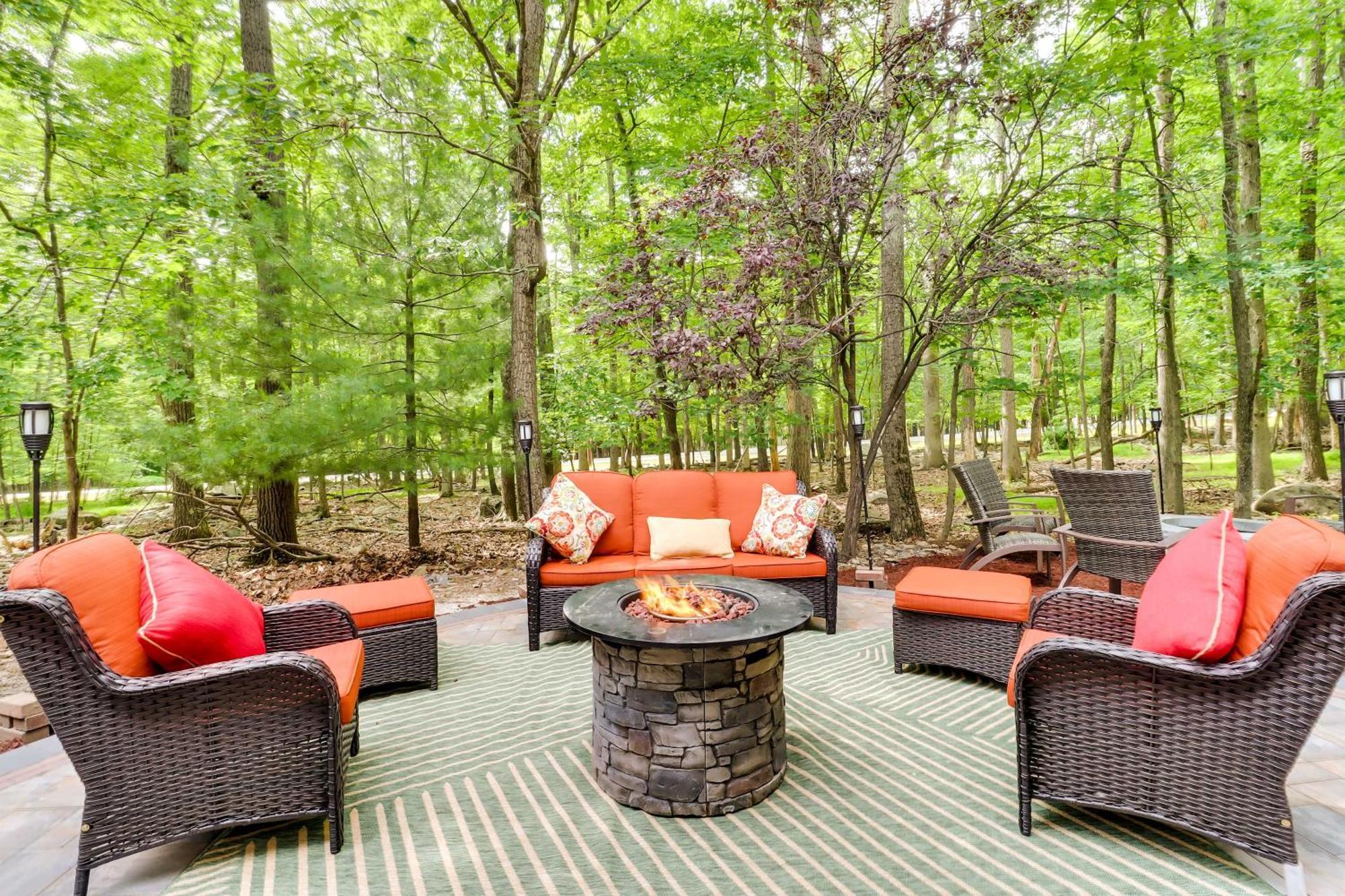 Poconos Family Getaway With Game And Hot Tub! *