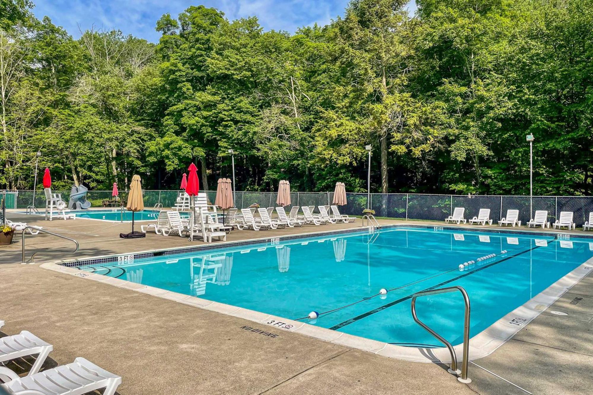 Poconos Family Getaway With Game And Hot Tub!