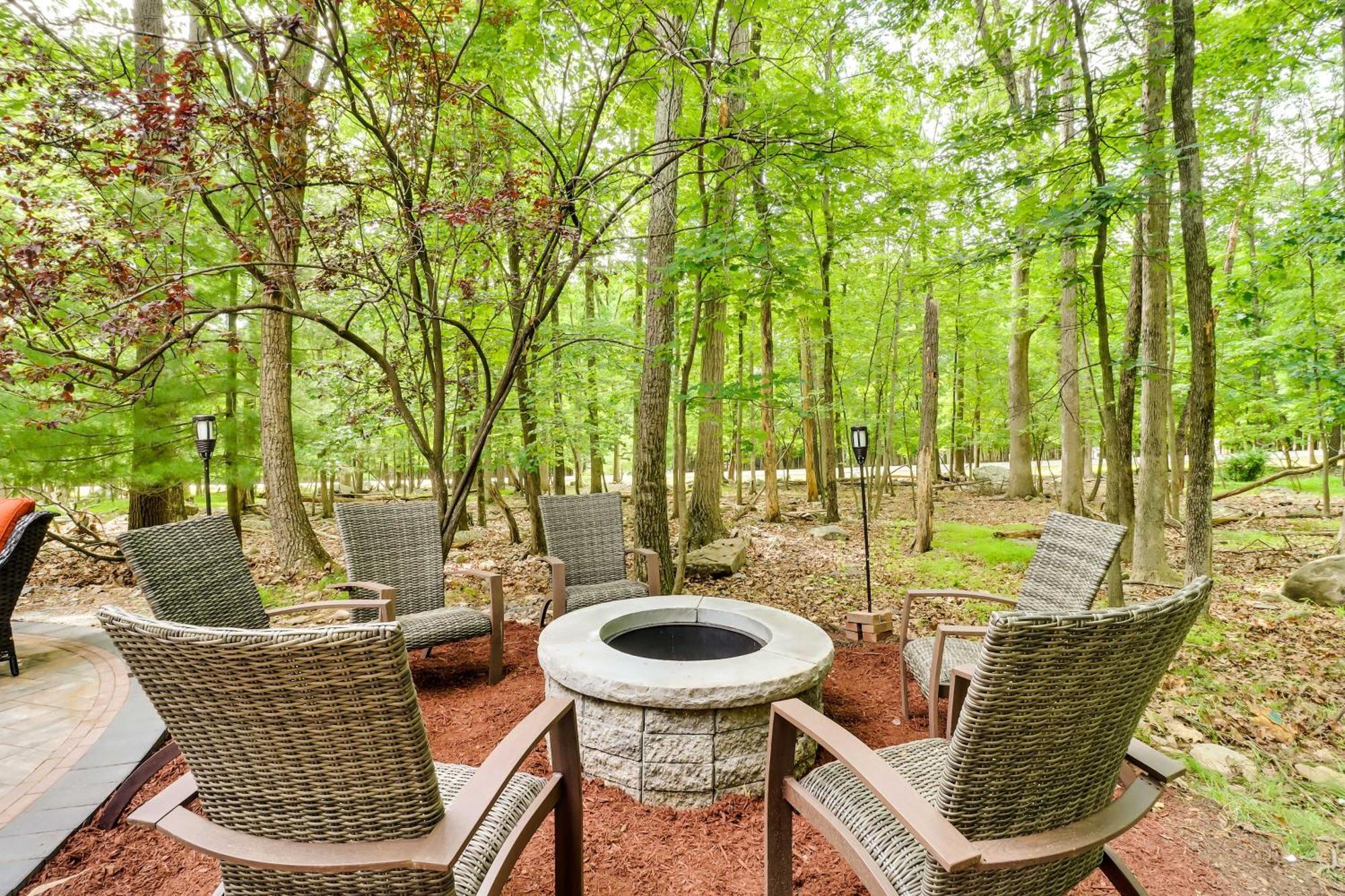 Poconos Family Getaway With Game And Hot Tub! *
