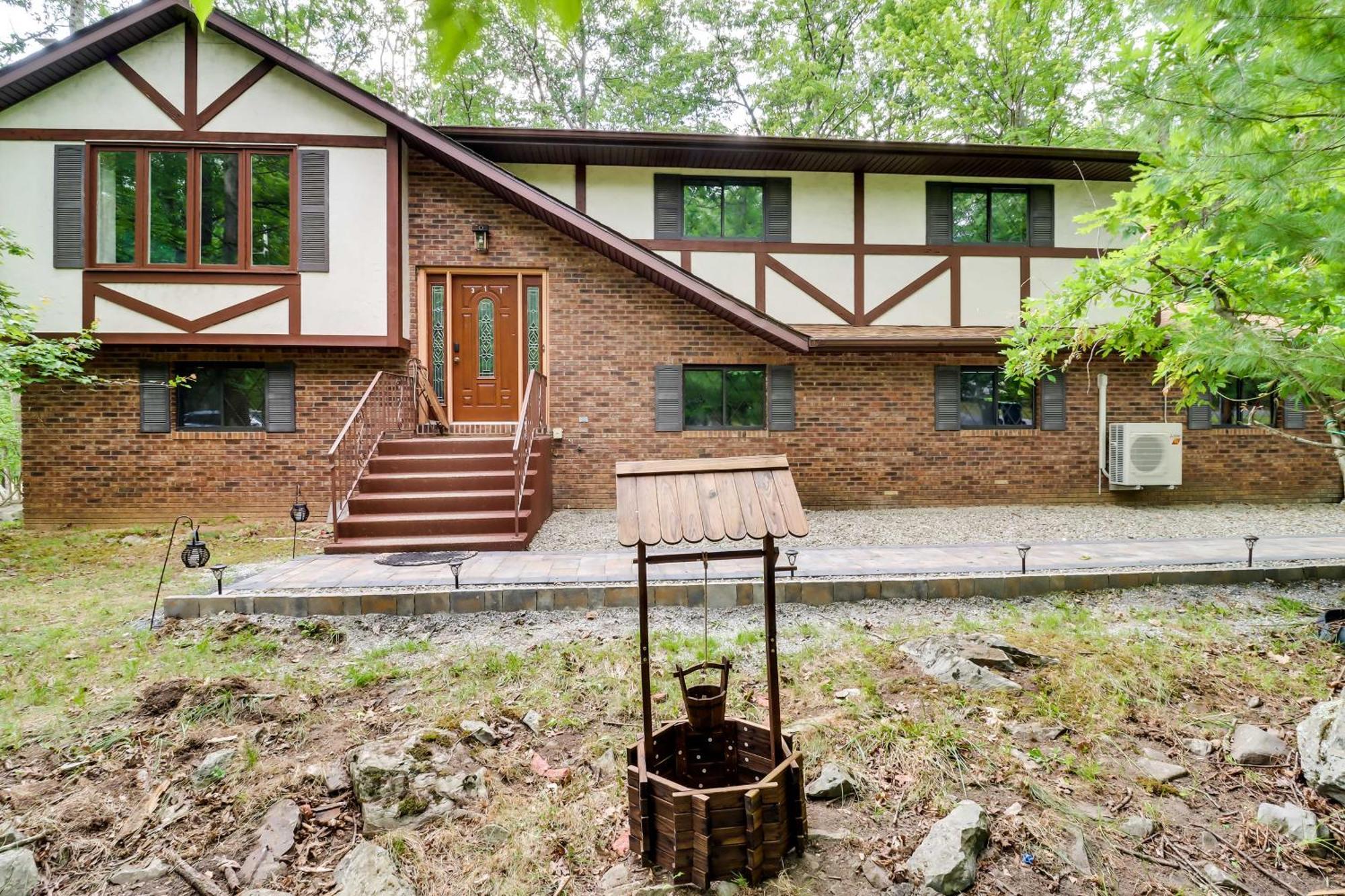 Poconos Family Getaway With Game And Hot Tub! *